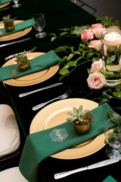 Gold chargers with emerald green napkin and custom acrylic hexagon place cards Emerald Green And Silver Wedding Centerpieces, Emerald Green Wedding Decorations Simple, Emerald Green And Gold Party Decor, Emerald Green Wedding Centerpieces Diy, Emerald And Gold Table Decor, Emerald Green Black And Gold Centerpieces, Emerald Green And Black Decor, Emerald Green Gold And Ivory Wedding, Emerald And Gold Decor