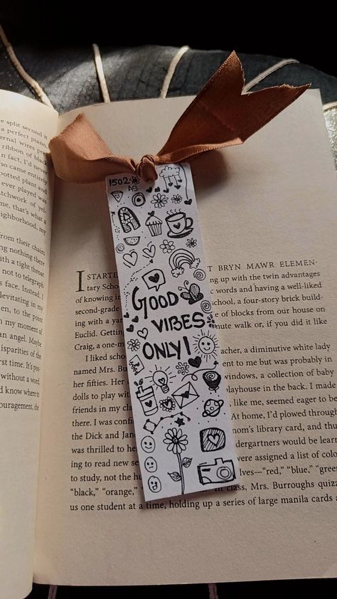 Doodle Art On Bookmark, Cute Drawing For Bookmark, Bookmark For School, Book Marks Drawing Ideas, Asethic Bookmarks, Easy Bookmark Drawings, Bookmark Ideas Aesthetic Quotes, Homade Book Marks, Cute Anime Bookmarks