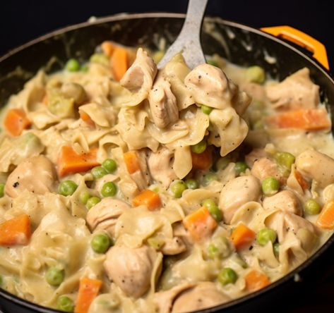 Chicken Pot Pie Noodle Skillet, Chicken Pot Pie Noodles, Pot Pie Noodles, Chicken And Egg Noodles, Creamy Chicken Pot Pie, Chicken Noodle Casserole, Skillet Dishes, Hearty Chicken, Noodle Casserole