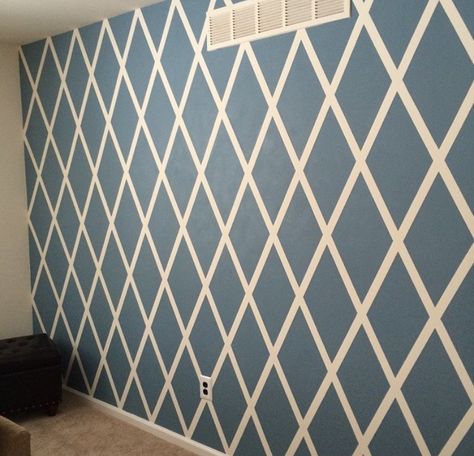 Diamond Accent Wall, Wall Pattern Diy, Diy Doghouse, Geometric Wall Paint, Wall Paint Patterns, Tape Wall, Accent Wall Designs, Diy Wall Painting, Accent Wall Paint