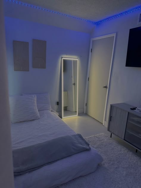 Square Room Set Up Bedroom, Small Bedroom Aesthetic Minimalist Cozy, Room Setup Ideas Bedrooms Small Spaces, Room Inspiration Bedroom Cozy Simple, Small Bedroom Aesthetic Minimalist, Bedroom Idea Minimalist, Small Room Inspo Aesthetic Cozy, Simple Room Ideas Minimalism, Minimalist Bedroom Small Simple