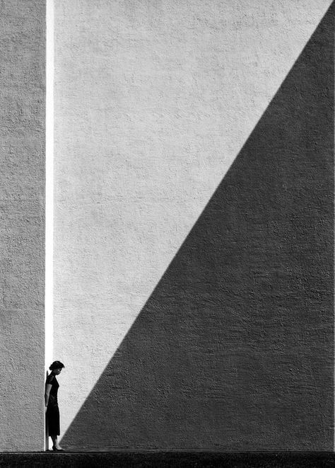 Wow Photo, Wallpaper Estetika, Shadow Photography, Minimalist Photography, Black And White Portraits, City Photography, Chiaroscuro, Black And White Photographs, White Aesthetic