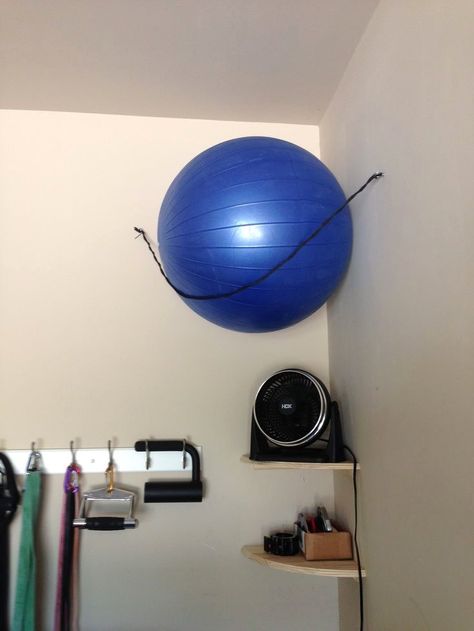 17. Exercise Ball Storage: When you’re working with limited space, every inch is crucial. Make your corners more efficient with a couple shelves and a DIY exercise ball storage solution using a bungee cord and nails. (via TrifDecor) Small Space Gym, Small Space Home Gym, Canine Fitness, Gym Corner, Gym Layout, Yoga Spaces, Sport Room, Fitness Storage, Gym Storage