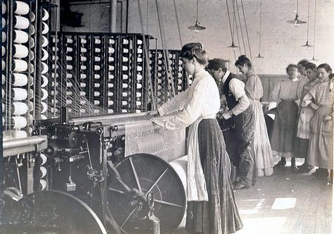 Newberry, South Carolina. Young woman at spinning (ed: warping) machine in cotton mills, Mollahan Mill; 1908. Rare Photos, Industrial Revolution, Lewis Hine, Cotton Mill, Women Working, Industrial Vintage, Foto Vintage, Industrial Art, Down South