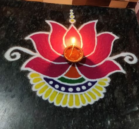 Simple Flower Rangoli, Easy Rangoli Designs Videos, Very Easy Rangoli Designs, Rangoli Designs Photos, Rangoli Designs Simple Diwali, Rangoli Simple, Easy Rangoli Designs Diwali, Rangoli Side Designs, Simple Flower Design