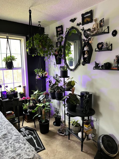 Home Haunted House, Emo Room, Haunted House Decor, Horror Room, House Decor Ideas, Zimmer Diy, Goth Bedroom, Gothic Room, Dark Home Decor