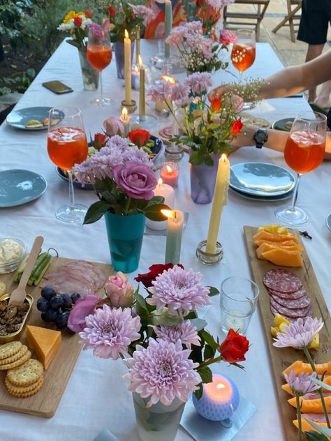 Garden Table Set Up, Dinner Party Outside Backyards, Birthday Dinner Outdoor, Dinner Party Table Aesthetic, Long Table Dinner Party Outdoor, Birthday Dinner Backyard, Summer Birthday Dinner Party, Birthday Dinner Summer, Outdoor Table Set Up