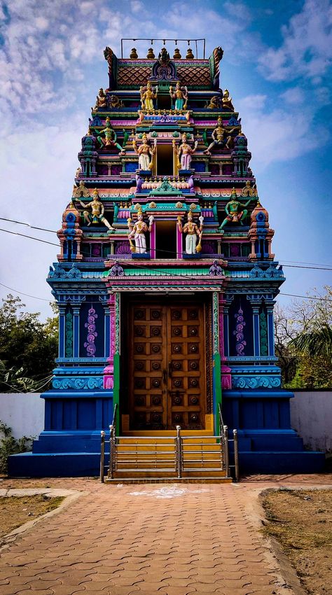 One of the finest temples in Bhopal, Madhya Pradesh. South Indian Temple Photography, Indian Temple Photography, Tamil God, Rangoli Images, Balaji Temple, Hd Happy Birthday Images, South Indian Temple, Temple Drawing, Bruce Lee Art