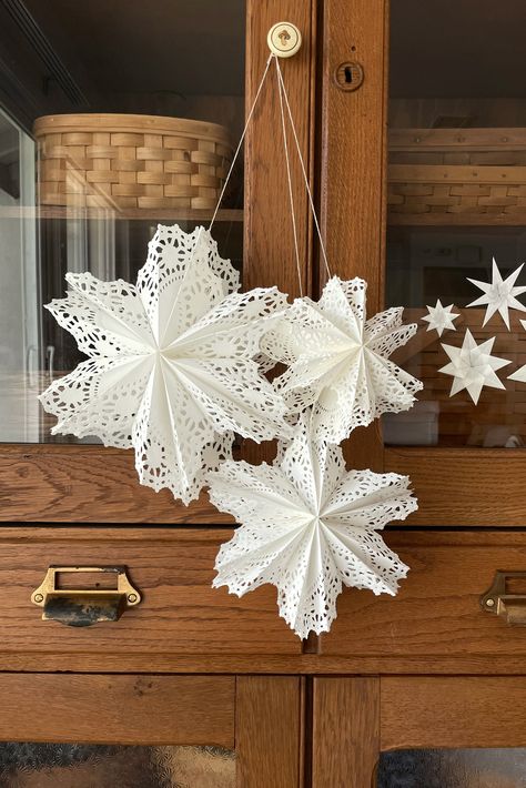 Paper Star Snowflake, January Decorations Diy, Paper Doily Stars, Paper Doilie Snowflakes, Dolly Paper Snowflakes, Paper Dollies Christmas Crafts, Dolly Snowflakes, Snowflakes Made From Paper Doilies, Snowflakes From Paper Doilies