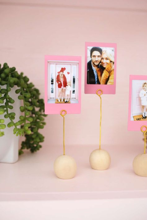 Diy Photo Holder, Christmas Gifts Diy Homemade, A Beautiful Mess, Picture Holders, Photo Stands, Easy Diy Gifts, Diy Holder, Photo Holder, Photo Holders