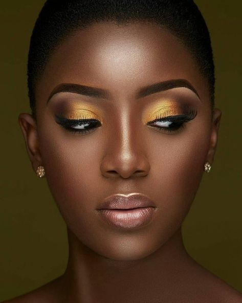 Dark Skin Eyeshadow 26 Ideas: Unleashing the Beauty of Deep Tones Dark Skin Eyeshadow, Makeup Cantik, Make Up Gold, Elegantes Makeup, Dag Make Up, Gold Makeup Looks, Mekap Mata, Flot Makeup, Makeup Pengantin