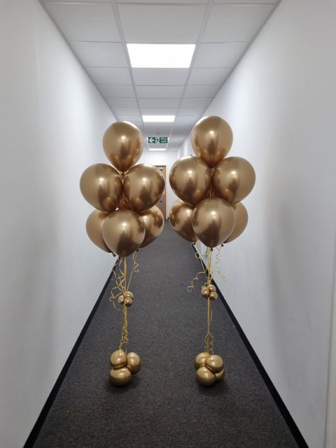 Gold latex balloons Gold Ballon Deco, Helium Bouquet Balloons, Gold Balloons On Ceiling, Balloon Bouquet Helium, 1920s Balloon Decorations, Balloon Cluster Centerpiece, Gold Balloons Aesthetic, Ballon Cluster, Helium Balloon Centerpieces