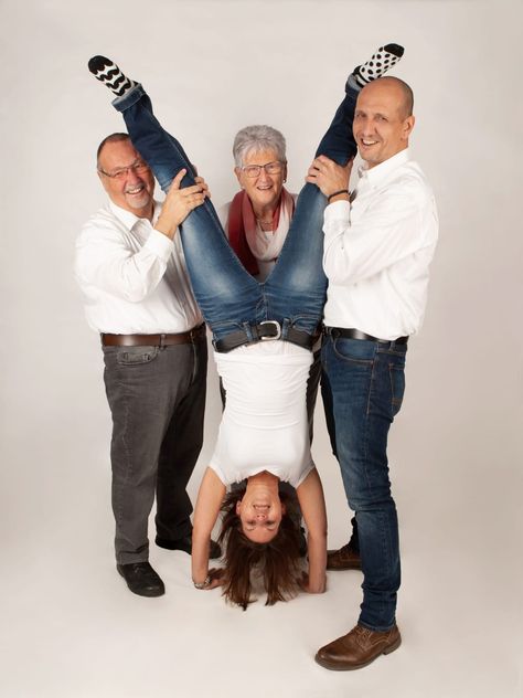 Funny Sibling Portraits, Jcpenny Photos, Akward Family Photos, Adult Sibling Photography, Awkward Family Photos Christmas, Funny Family Portraits, Awkward Family Pictures, Weird Family Photos, Funny Photoshoot Ideas