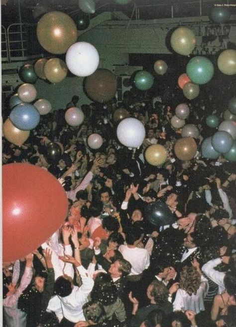 Studio 54 Photos, Teenager Party, Party Fotos, New Year Wallpaper, Halloween Tattoo, Photographie Inspo, Highschool Aesthetic, Studio 54, Fete Halloween