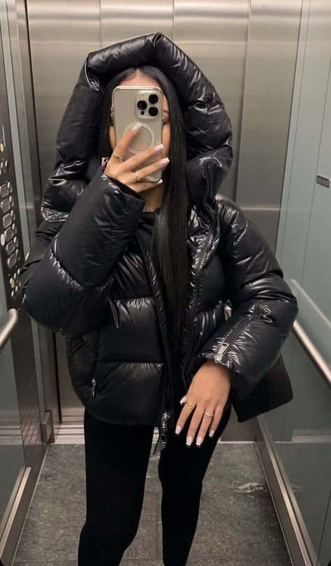 Moncler Jacket Women Outfit, Winter Outfits Baddie, Moncler Jacket Women, Chav Outfits, Puffer Jacket Outfit, Jacket Outfit Women, Jean Jacket Outfits, Mode Zara, Cute Outfits With Jeans