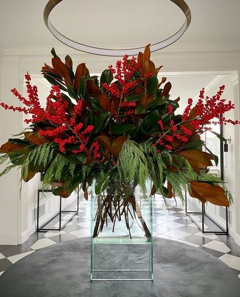 winter floral arrangements Modern Holiday Floral Arrangements, Modern Christmas Floral Arrangements, Floral Arrangements Winter, Flower Arrangements Winter, Christmas Greenery Arrangements, Holiday Flower Arrangements, Xmas Flowers, Christmas Floral Designs, Winter Flower Arrangements