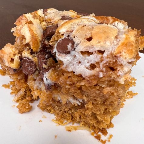 Pumpkin Earthquake Cake Pumpkin Earthquake Cake, Classic Fall Desserts, Earthquake Cake, Pumpkin Whoopie Pies, Dump Cake Pumpkin, Pumpkin Pecan Pie, Pumpkin Cake Recipes, Spice Cake Mix, Scrumptious Desserts