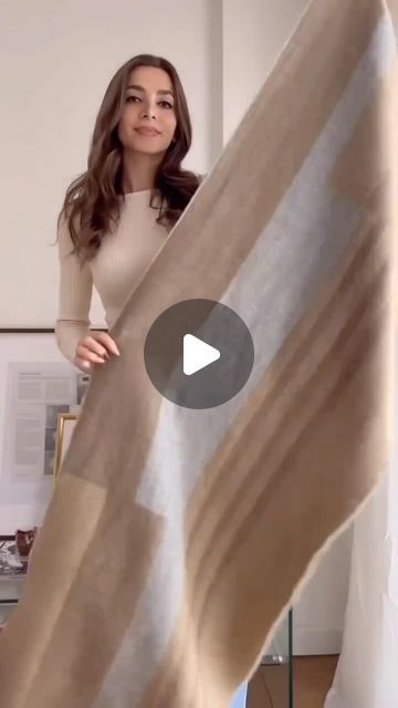 Dress Queen on Instagram: "Cute little Autumn scarf hack 😍
🎥 serendipesi" Scarf Hacks, Autumn Scarf, Dress Queen, Scarf Casual, Queen Dress, Fall Scarves, Fashion Scarves, Fall Clothing, Scarf Tying