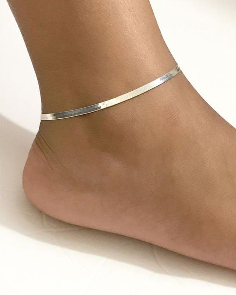 Just like the photograph. I found the size of the links a little small but it is very beautiful. Herringbone Anklet, Payal Designs Silver, Silver Chain Anklet, Silver Anklets Designs, Dainty Anklet, Cute Anklets, Jewelry Product Shots, Silver Ankle Bracelet, Anklet Designs