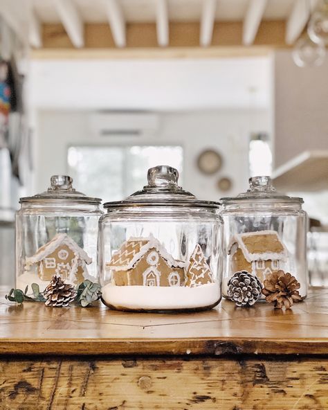 Easy to make ginger bread snow globes with pantry storage jars! Ella Claire, Ginger Bread House Diy, Chic Christmas Decor, Gingerbread Diy, Neutral Christmas, Shabby Chic Christmas, Glass Storage Jars, Mom Diy, Christmas Tablescapes