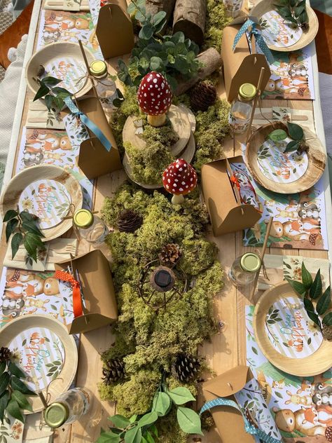 Moss Cupcakes Woodland Party, Woodland Theme Balloons, Woodland Party Centerpiece, Mystical Forest Birthday Party, Woodland School Theme, Forest Themed Party Decorations, Woodland Tea Party Ideas, Woodland Table Setting Ideas, Forest Themed Birthday Party Decorations