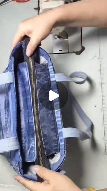 Diy Denim Crossbody Bag Tutorial, Bag From Old Jeans Diy, Diy Denim Purse Old Jeans, Denim Bags From Jeans Diy, Jean Bag Diy, Small Bag Patterns To Sew, Jean Purses Ideas Recycled Denim, Jean Bags Pattern Ideas, Recycled Denim Fashion