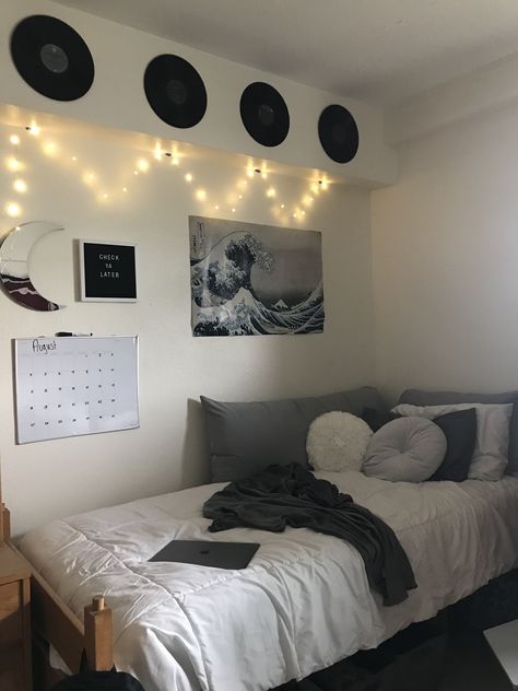 Trendy Dorm Room Ideas Minimalist, Dorm Inspiration Minimalist Cozy, Dorm Decoration Minimalist, Dorm Room Designs College Minimalist, Dormitory Room Decor, Mens Dorm Room Ideas Minimalist, Grey Dorm Aesthetic, Cool Dorm Room Ideas Minimalist, Black College Dorm Aesthetic