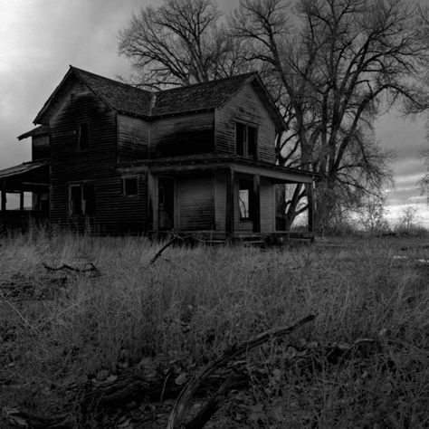 New Today - 7 Signs Your House Could Be Haunted, According to Paranormal Experts metrogaragedoor.com Cheap Diy Halloween Decorations, Real Haunted Houses, Haunted Forest, Places In America, Most Haunted Places, Halloween Tattoo, Abandoned House, Paranormal Investigation, Horror House