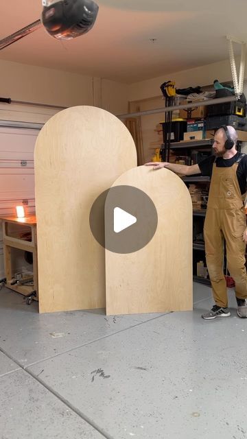 Woodshop Box Studio on Instagram: "Simple arch backdrop with a stand 🙌

📌 All the tools and things i use are linked in my bio 📌

📌 Need a quote for a custom woodwork? Text and email will get to me faster but also you can DM me now as well 📌

👉 I don't do delivery ☝️ Only pickup or local delivery is available and I'm located in Sacramento 👈

#custom #customwoodwork #woodworking #arch #archbackdrop #backdroparch #circle #collapsible #foldable #foldingbackdrop #folding #woodwork #wood #art #woodart #woodworker #skill #skills #woodshop #sacramento #sacramentoevents #event #eventprops #eventdecor #eventbackdrop #bayarea #bayareaevents #partybackdrop #partydecor #partyprops #bayarea #bayareaevents" Balloon Wood Backdrop, Wood Backdrop Diy How To Make, How To Build A Backdrop Stand, Build Backdrop, Foto Booth Ideas, Diy Balloon Arch Stand, Event Backdrop Ideas, Back Drop Diy, Arch Seating Chart