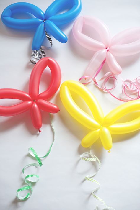 Twisting balloons into shapes can be annoyingly squeaky, but these balloon bows are very cool. Easy Balloon Animals, Bug Party, Twisting Balloons, How To Make Balloon, Balloon Crafts, One Balloon, Butterfly Party, Colourful Balloons, Balloon Diy