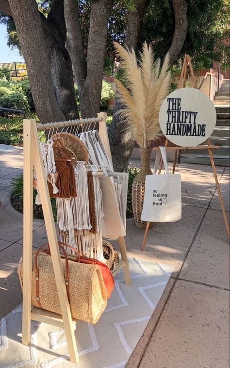 Pop Up Market Themes, Pop Up Vendor Table Ideas, Purse Display Pop Up, Modern Pop Up Shop, Pop Up Sales Ideas, Portable Vendor Booth, Macrame Pop Up Shop Display, Thrift Store Pop Up Shop, Antique Mall Booth Ideas Spaces