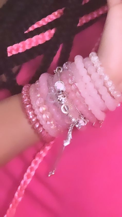 Girly Bracelets Pink, Girly Accessories Bracelets, Pinterest Wrist Bracelets, Pink Bracelet Aesthetic, Baddie Bracelets, Baddie Accessories, Body Jewelry Diy, Bracelets With Charms, Pink Bracelets