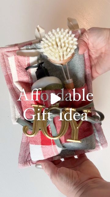 Maria Simonelli on Instagram: "Spread joy with an affordable gift that’s both beautiful and practical 🎁✨. Want to recreate this gift idea? Comment ‘Shop’ to have the details messaged to you or find all the sources in my LTK shop. Create a festive bundle with a beautiful tea towel, cozy potholders, seasonal dish soap, and a handy dish brush. Finish it off with a velvet ribbon and a joyful ornament topper. It’s the perfect way to spread holiday joy! 🌟 #targetstyle @target @targetstyle" Dish Towel Crafts, Christmas Hostess Gifts, Dish Brush, Tea Towel Gift, Towel Crafts, Beautiful Tea, Christmas Towels, Soap Gift, Christmas Tea