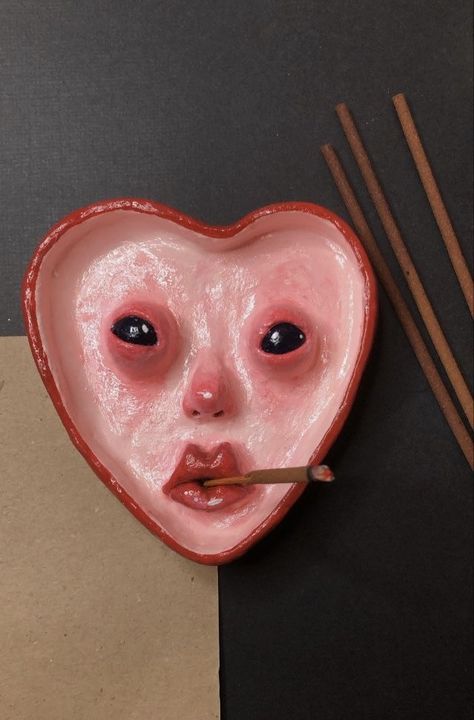 air dry clay idea (pin isn’t mine) Heart Shaped Ashtray Clay, Clay Face Ashtray, Clay Ashtrays Aesthetic, Diy Ashtray Clay Incense Holder, Things To Do With Modeling Clay, Ashtrays Aesthetic, Cool Incense Holder, Ashtray Clay Aesthetic, Clay Art Incense Holder