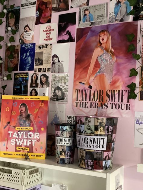 Taylor Swift Room Collage, Bedroom Inspirations Taylor Swift, Taylor Swift Room Theme, Aesthetic Room Taylor Swift, Taylor Swift Inspired Room Aesthetic, Taylor Swift House Decor, Swiftie Room Ideas, Taylor Swift Room Inspiration, Room Inspo Taylor Swift