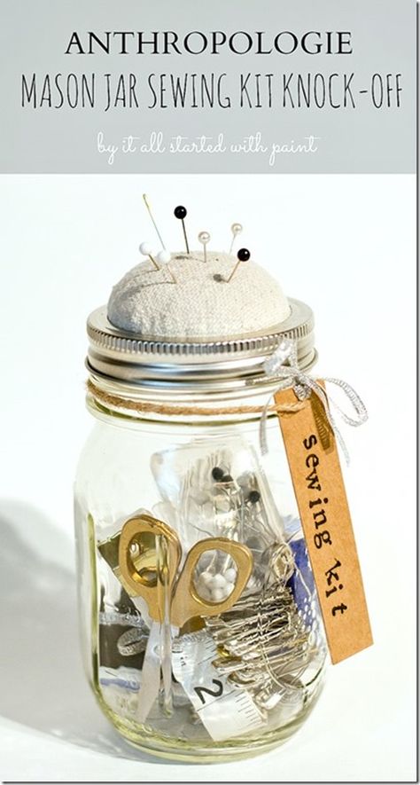 Mason jar sewing kit Anthropologie knock-off masonjarcraftslove.com. Idea de regalo para la mía que le gusta coser. Mason Jar Sewing Kit, Anthropologie Hacks, Diy Hanging Shelves, Mason Jar Projects, Wine Bottle Diy Crafts, Mason Jar Crafts Diy, Wine Bottle Diy, Floating Shelves Diy, Mason Jar Lighting