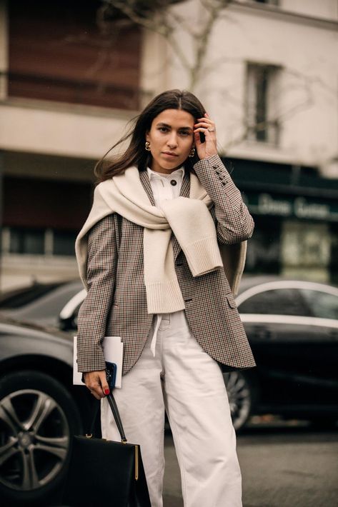 19 Stylish Sweaters to Tie Over Your Shoulders for Fall Mode Dope, Modern Street Style, Moda Paris, Paris Fashion Week Street Style, Stylish Sweaters, Looks Street Style, Neutral Outfit, Business Outfit, Street Style Chic