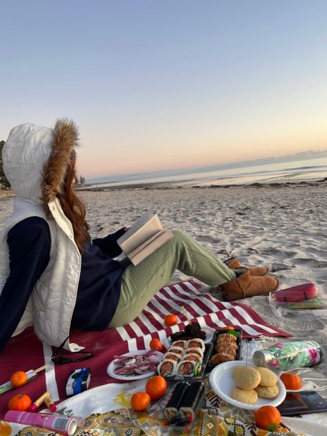 Picnic In The Snow, Winter Picnic Aesthetic, Winter Beach Picnic, Cold Weather Picnic, Beach In Winter, Vancouver Trip, Friends Hangout, Night Picnic, Winter Picnic