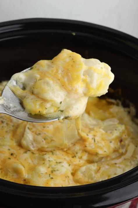 Have you ever tried Potatoes Au gratin in the slow cooker? It's so good, all you have to do is set it and forget it! Au Gratin Potatoes Crockpot, Au Gratin Potatoes Recipe, Gratin Potatoes Recipe, Potatoes Au Gratin Recipe, Scalloped Potatoes Crockpot, Slow Cooker Scalloped Potatoes, Crock Pot Baked Potatoes, Au Gratin Potatoes, Au Gratin Potato Recipes