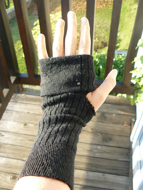 Fingerless gloves from socks ( I made some similar to these last year, worked great ) Diy Fingerless Gloves, How To Make Gloves, Gloves Diy, Beyond Repair, Glove Pattern, Recycled Sweaters, Sock Crafts, Gloves Pattern, Fingerless Mitts