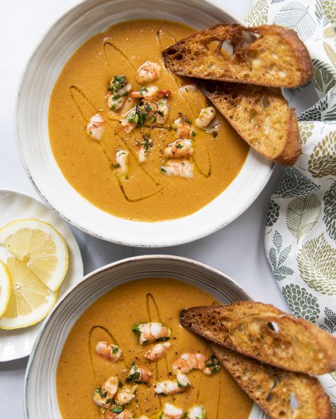 Classic Prawn Bisque Yacht Food Fine Dining, Prawn Bisque Recipe, Fine Dining Soup, Bougie Food, Prawn Ravioli, Prawn Bisque, Yacht Food, Fine Dining Starters, Prawns Appetizers