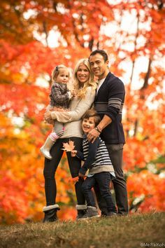 Composition Photo, Fall Family Portraits, Fall Portraits, Family Portrait Poses, Family Picture Poses, Fall Family Pictures, Family Photo Pose, Family Holiday Photos, Season 12