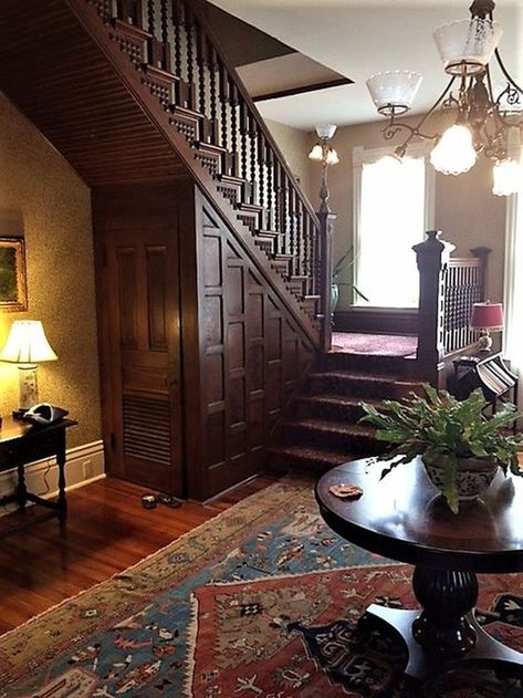 7 CHARMING OLD HOUSE DETAILS MAKING A COMEBACK - Arrow Hill Cottage Victorian Staircase, Victorian House Interiors, Victorian Style Homes, Victorian Interiors, Victorian Furniture, Victorian Decor, Old House Dreams, Staircase Design, Staircases