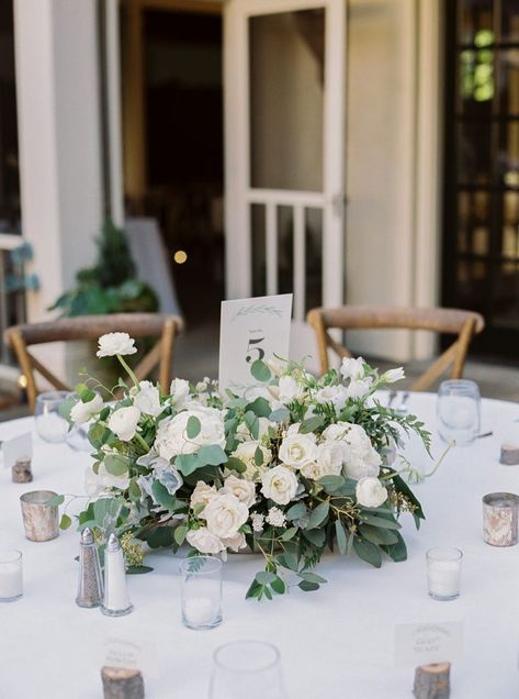 Round Garland Centerpiece Wedding, Low Table Floral Arrangements, Vaseless Floral Centerpiece, White Floral Centerpieces Wedding Low, Floral Foam Centerpiece, Wedding Bouquet Centerpieces, Low White Flower Centerpieces, Low Table Centerpiece, Wedding Centerpieces Low