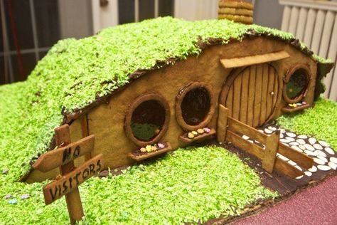 This cozy Hobbit-Hole. | 13 Epic Gingerbread Houses Inspired By Your Favorite Movie And TV Shows Gingerbread House Ideas, Ginger Bread House Diy, Gingerbread Dough, Gingerbread House Designs, Gingerbread Diy, Gingerbread House Decorations, Hobbit Hole, Christmas Gingerbread House, Hobbit House