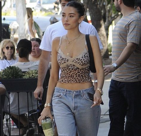 Madison Beer Outfits, Mode Ulzzang, Beer Outfit, Walking Down The Street, Tank Top Outfits, 2000s Fashion Outfits, Looks Black, Y2k Outfits, Mode Inspo