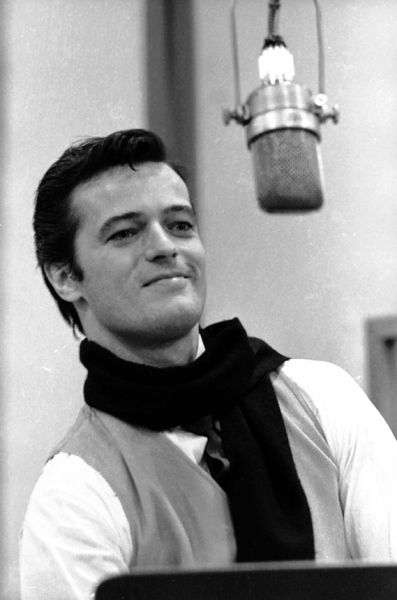 Robert Goulet - Under musical director Larry White. Aside from live shows, once I was asked to come to his house to accompany him on piano. That was cool! The World We Knew, Making Snowman, Robert Goulet, Popular Singers, Majestic Theatre, Famous People Celebrities, Handsome Celebrities, Impossible Dream, The Producers