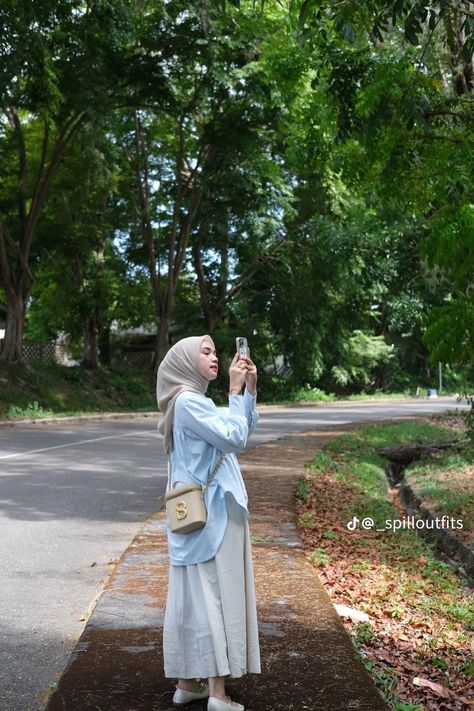 Ootd Ngampus, Outfit Hijab Casual, Stylish Outfits Casual, Rok Outfit, Ootd Poses, Fashion Identity, Hijab Style Tutorial, Muslim Outfits Casual, Muslim Fashion Hijab Outfits