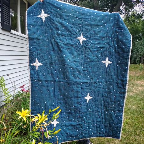 EDIT: SOLD!! THANK YOU!! Starlight Naturally dyed with many many dips in an indigo vat. Hand pieced stars, hand quilted. Backed with… | Instagram Dark Blue Quilt, Quilt Patterns Vintage, Aesthetic Quilts, Diy Quilt Patterns, Quilt Ideas For Beginners, Solar System Quilt, Celestial Quilt, Cool Quilts, Night Sky Quilt