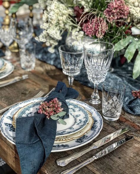 Beautiful Dinner Table Settings, Beautiful Tablescapes Party, Modern Vintage Table Setting, Country Table Setting Ideas, French Inspired Table Setting, French Dinner Table Setting, Antique Table Setting Ideas, British Table Setting, Dinner Plate Setting Ideas